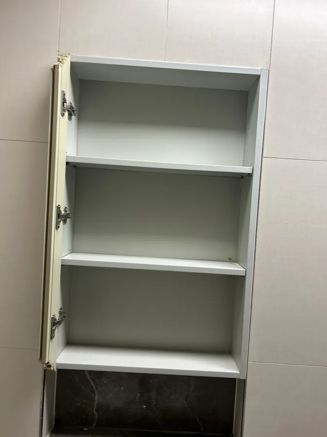 문짝 모서리가 파손된 욕실장 화장실리모델링비용 작업 전 사진
