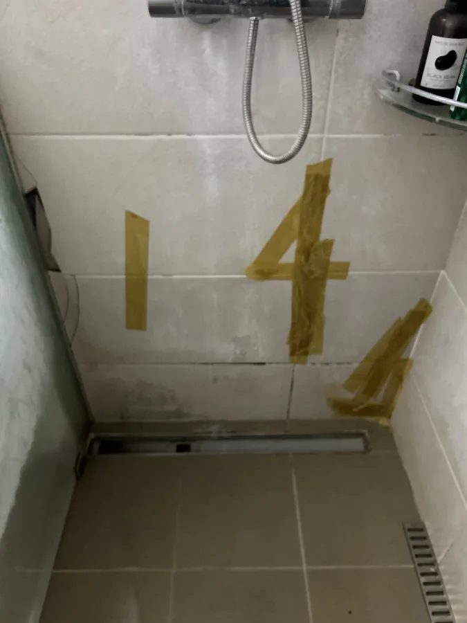 점검이 필요한 타일 위치를 표시한 화장실바닥방수 사진