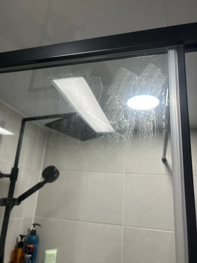 광명 아파트 화장실수리업체 샤워부스 얼룩 교체 시공사진 1