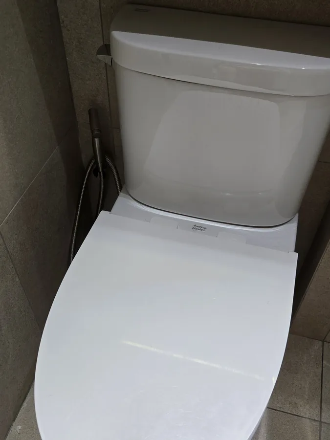 새로 설치된 변기 물탱크와 좌대 이음새 사진